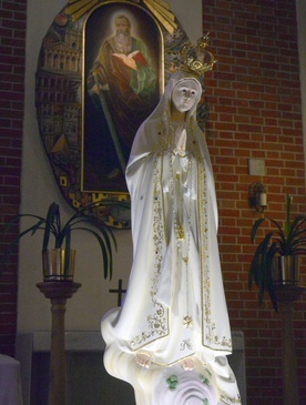 Maryjne nabożeństwa odbywają się przy figurze Matki Bożej Fatimskiej.