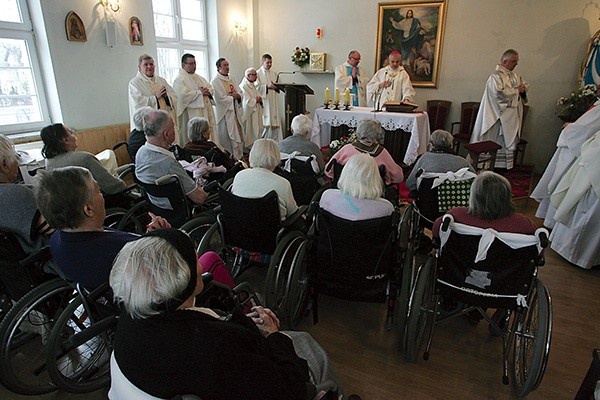 Bp Marek jeszcze w diecezji legnickiej znany był ze swojej troski o chorych i cierpiących.