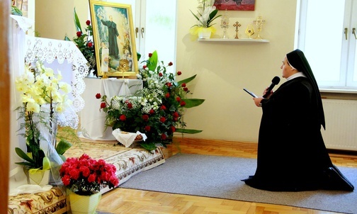 Ksiądz dziadów powitany przez swoje córki w Tarnowie
