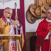 Bp Marek Mendyk w asyście ks. Edwarda Szajdy, proboszcza parafii.