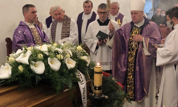 Uroczystościom pogrzebowym w Górkach Wielkich przewodniczył bp Piotr Greger