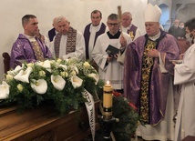 Uroczystościom pogrzebowym w Górkach Wielkich przewodniczył bp Piotr Greger
