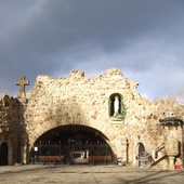 Grota Matkia Bożej z Lourdes - sanktuarium w Porąbce Uszewskiej.