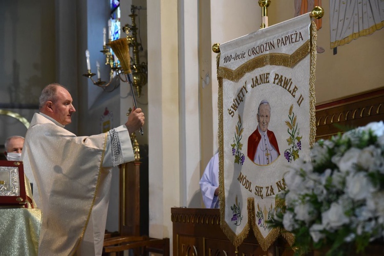 Ks. proboszcz dr Ireneusz Neznal poświęca chorągiew św. Jana Pawła II - dar róż różańcowych parafii.