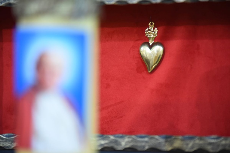 Serce i chorągiew dla Jana Pawła II