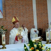 Na zakończenie Mszy św. bp Henryk Tomasik udzielił błogosławieństwa relikwiami św. Jana Pawła II.