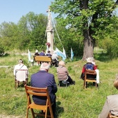 Majowa modlitwa na Złotych Łanach pod XIX-wiecznym krzyżem