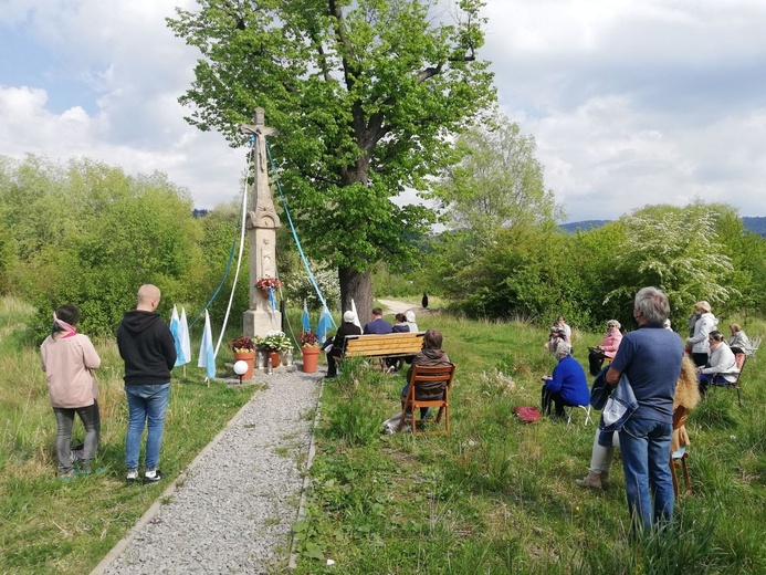 Pod krzyżem postawionym w 1854 r. przez Georga Homę spotykają się wierni w każdy weekend o 15.00.