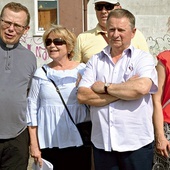 ►	Ksiądz Przemysław Wójcik  (pierwszy z lewej) nie tylko pracuje w lecznicy,  ale jest także diecezjalnym duszpasterzem oazowej wspólnoty Domowego Kościoła.