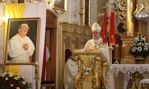 Bp Piotr Greger wskazywał w Halcnowie na ważne cechy papieskiego przesłania 