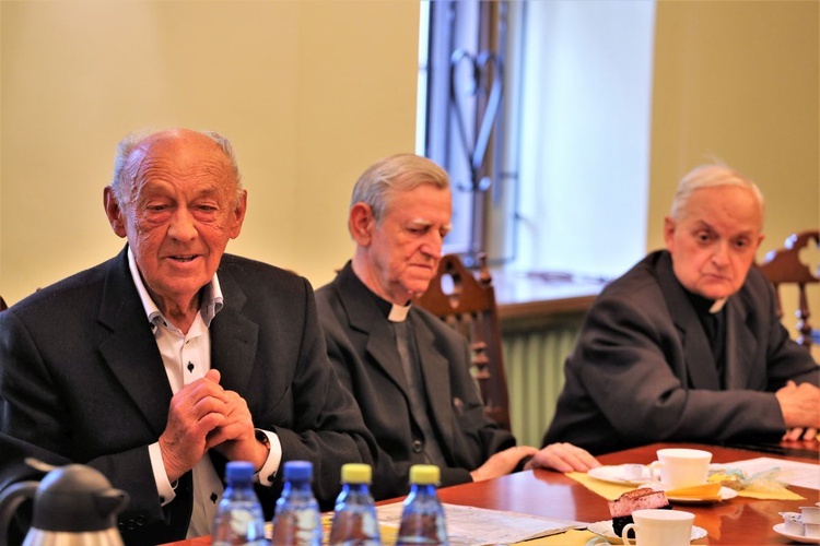 Spotkanie organizatorów papieskiej pielgrzymki (od prawej): ks. prał. Alojzy Zuber, proboszcz ewangelicki ks. Andrzej Czyż, Antoni Kratki.