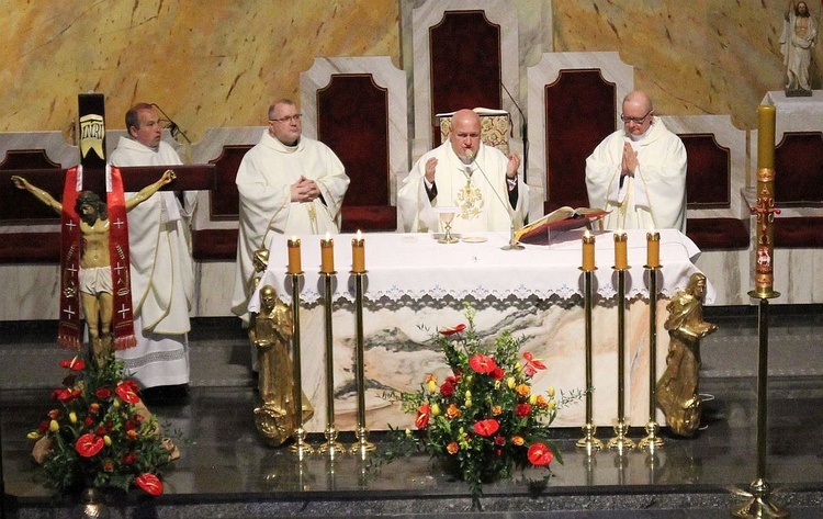 W kościele NSPJ bp Piotr Greger przewodniczył Mszy św. dziękczynnej za wizytę Jana Pawła II w 1995 r. w Bielsku-Białej.