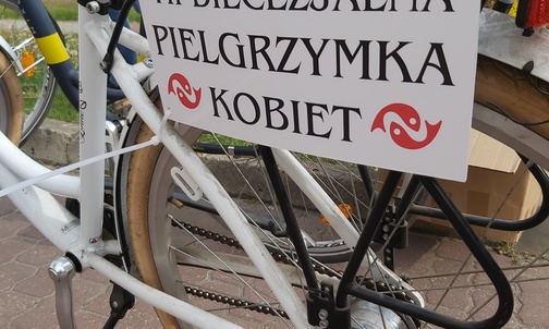 Napis na rowerze wskazuje na charakter wyprawy.
