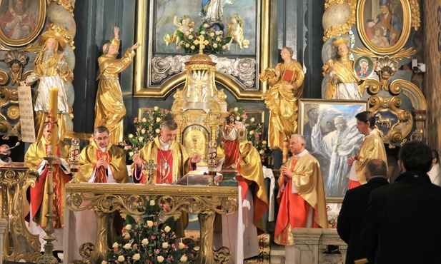 Rocznicowe obchody rozpoczęła dziękczynna Msza św. w żywieckiej konkatedrze, koncelebrowana pod przewodnictwem bp. Romana Pindla