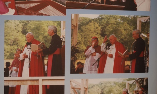 Wystawa zdjęć z papieskiej wizyty w Żywcu