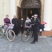 Przed kościołem w Kurzeszynie z proboszczem ks. Zbigniewem Przerwą i parafiankami.