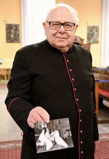 Fotografia z kard. Stefanem Wyszyńskim - wkrótce błogosławionym, jest dla kapłana z Powiśla bardzo cenna