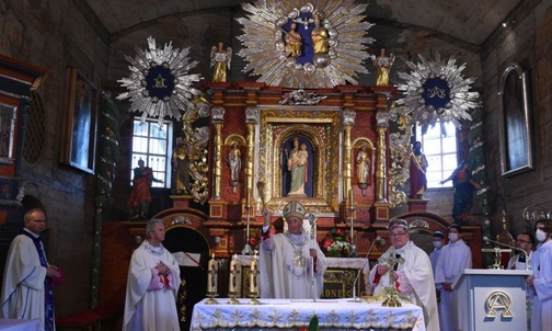 Bp Andrzej Jeż poświęca odnowiony kościół pw. św. Andrzeja.