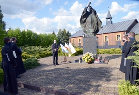 Złożenie podań poprzedziła modlitwa przy pomniku św. Jana Pawła II, którą poprowadził rektor ks. Jarosław Wojtkun.