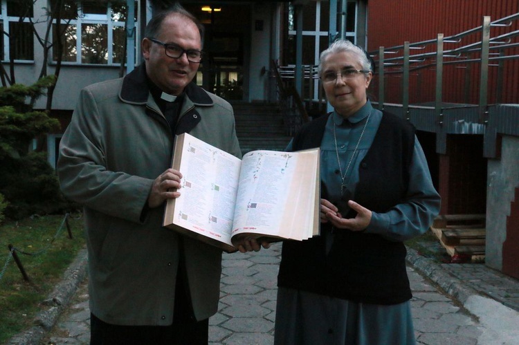 Ks. prof. Andrzej Kiciński przekazał siostrom ilustrowaną Biblię.