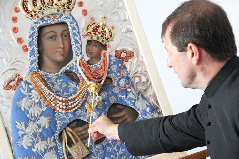 W 2017 roku obraz Matki Bożej został odnowiony. Przy wizerunku Maryi obecny kustosz ks. Piotr Mamak.