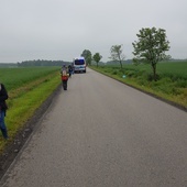 Pielgrzymi są w drodze. Pierwsze kilometry przebiegały w asyście policji.