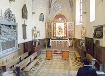 ▲	W centrum zabytkowego wnętrza jest obraz Matki Boskiej Częstochowskiej.
