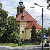 ▲	Kościół znajduje się pomiędzy główną drogą a rynkiem.  Taka lokalizacja z pewnością sprzyja otwartości na przybyszów.