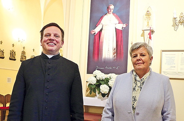Bożena Rynkowska wraz z proboszczem ks. Ryszardem Sławiakiem chętnie opowiadają niezwykłą historię działania papieża Polaka w życiu parafii.