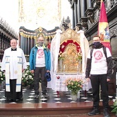 ▲	Dwaj kapłani rozpoczęli marsz od archikatedry w Oliwie.