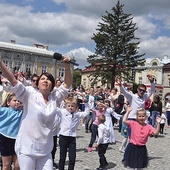 Pani Kinga (pierwsza z lewej) animowała w ubiegłym roku taniec dla polskiego świętego na brzeskim rynku.