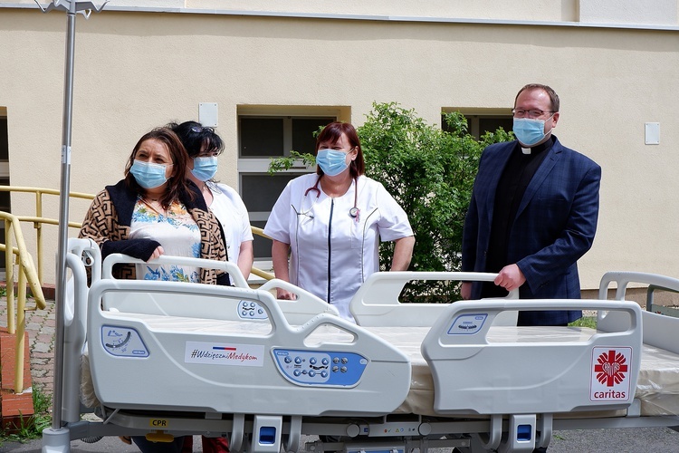 Caritas przekazała łóżko medyczne szpitalowi w Koszalinie