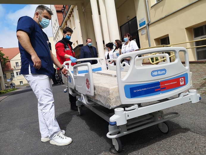 Caritas przekazała łóżko medyczne szpitalowi w Koszalinie