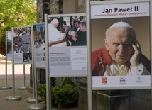 Wystawę można oglądać przed wejściem do kolegiaty pw. św. Bartłomieja w Opocznie.
