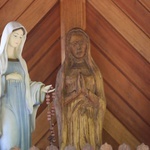 Majowa modlitwa przy kapliczce Matki Bożej w Górnej Leszczynie w Istebnej
