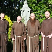 Od lewej br. Karol i br. Krzysztof, przyszli kapłani, oraz br. Michał i br. Krzysztof, przyszli diakoni.