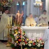 Czterech neoprezbiterów koncelebruje z bp. Henrykiem Tomasikiem swoją pierwszą Eucharystię.