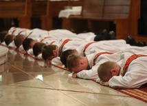 Już za chwilę, przez nałożenie rąk i modlitwę biskupa Romana Pindla, 10 kandydatów do kapłaństwa zostanie prezbiterami Kościoła rzymskokatolickiego... 