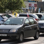 100 samochodów z papieskim flagami przejchało ulicami Gorzowa