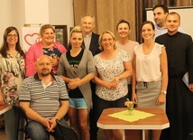 Ekipa "TAK na serio" z ks. Jerzym Dzierżanowskim (stoi w środku, z tyłu) podczas ubiegłorocznego spotkania.