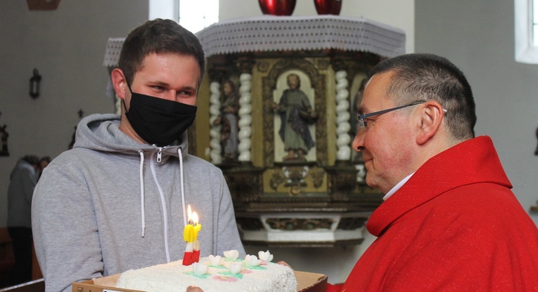Po zakończeniu Mszy św. w Radzikowie pojawił się nawet tort.