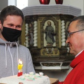 Po zakończeniu Mszy św. w Radzikowie pojawił się nawet tort.