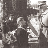 Gen. Kazimierz Sosnkowski witany przez uczniów w Antoniowie.