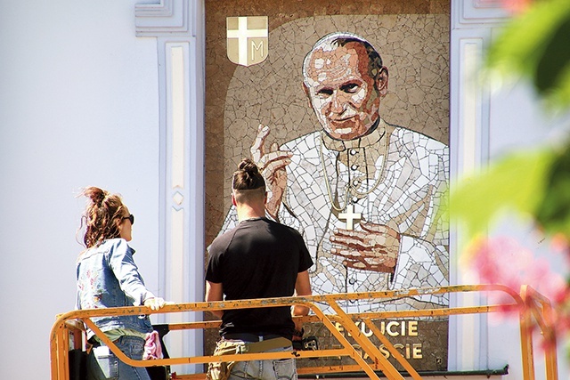 Pod koniec maja została zamontowana mozaika przedstawiająca Ojca Świętego w oknie domu biskupiego. Poświęci ją 21 czerwca kard. Stanisław Dziwisz z Krakowa.