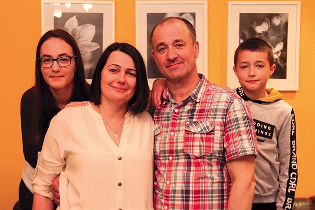 ▲	Pani Dorota z mężem Robertem, synem Stasiem (10 lat) i córką Zosią (15 lat). 