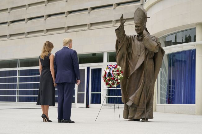 Prezydent Trum wraz z żoną w sanktuarium Jana Pawła II