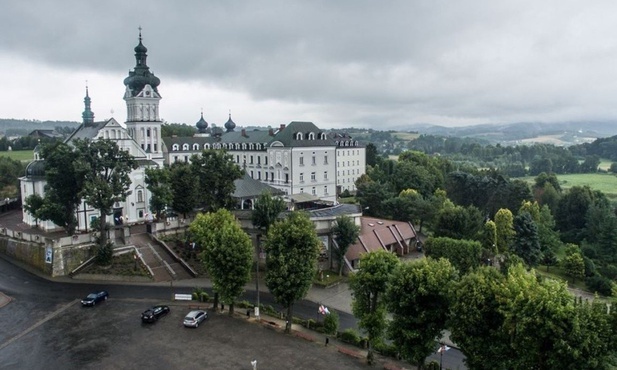 Sanktuarium i klasztor w Tuchowie.