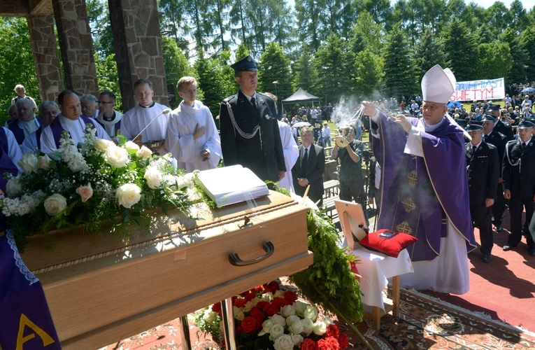Msza św. pogrzebowa sprawowana była na ołtarzu polowym kałkowskiego sanktuarium. Modlitwom przy trumnie zmarłego kapłana po Eucharystii przewodniczył bp Jan Piotrowski, ordynariusz kielecki.