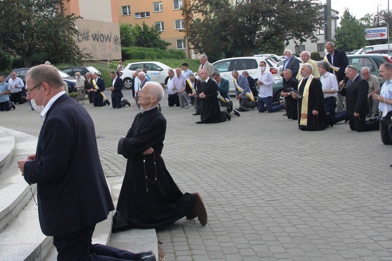 Inicjatorami zorganizowania męskiej modlitwy różańcowej w Radomiu są Rycerze Kolumba Rady 14004 działający przy parafii MB Częstochowskiej.