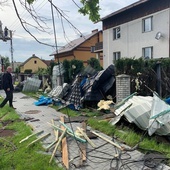 Bestwina. Trąba powietrzna uszkodziła ponad 20 dachów we wsi Kaniów. 